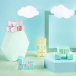 Bunte Kunststoff-Puzzle in Pastellfarben auf geometrischen Plattformen mit Himmel- und Wolkenhintergrund, ideal für Dekoration und wissenschaftliche Spielzeuge.