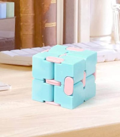 Bunter Raumfahrzeug-Puzzle aus blauen und rosa Teilen, auf einem Holzschreibtisch, ideal für Wissenschafts- und Technikdekorationen.