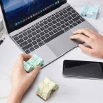 Person, die ein 3D-Puzzle aus bunten Bausteinen auf einem Laptop-Arbeitsplatz zusammensetzt, um die kognitive Flexibilität zu fördern.