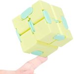 Kreatives Raumfahrzeug-Puzzle mit gelben und blauen Teilen, ideal für Wissenschafts- und Dekorationsliebhaber.