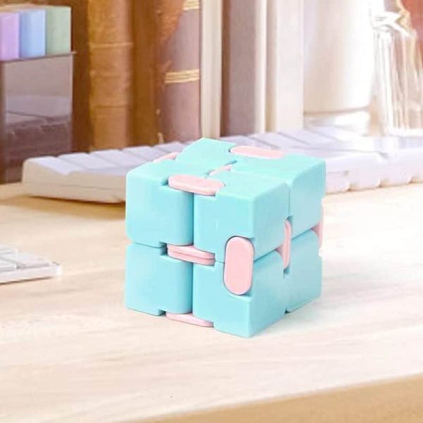 Bunter Raumfahrzeug-Puzzle aus blauen und rosa Teilen, auf einem Holzschreibtisch, ideal für Wissenschafts- und Technikdekorationen.