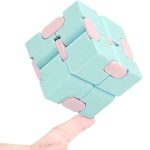 Innovatives 3D-Kugel-Puzzle aus Kunststoff mit pinken Verbindungselementen, fördert logisches Denken und Feinmotorik, ideal für Wissenschafts- und Dekorationsliebhaber.