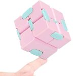 Innovativer pinker Puzzlewürfel mit blauen Akzenten, perfekt für Wissenschafts- und Dekorationsliebhaber, ideal als Geschenk oder Dekorationsstück.