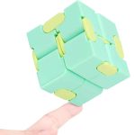 Weiches, grünes Raumfahrzeug-Puzzle mit gelben Akzenten, ideal für Kinder zum Spielen und Lernen über das Weltall.