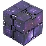 Ein 3D-Würfelpuzzle mit Galaxie-Design, das aus mehreren beweglichen Teilen besteht, die das Universum mit Sternen und Nebeln darstellen.