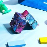 Kreativer Würfel aus Galaxy-Motiv mit Sternen und Galaxien, ideal für Dekoration und wissenschaftliche Themen.