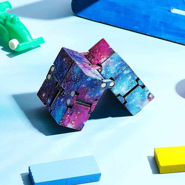 Kreativer Würfel aus Galaxy-Motiv mit Sternen und Galaxien, ideal für Dekoration und wissenschaftliche Themen.