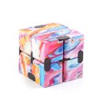 Bunter Kunststoff-Puzzlewürfel mit Marmor-Design, ideal als wissenschaftliches Dekorationsstück oder Spielzeug.