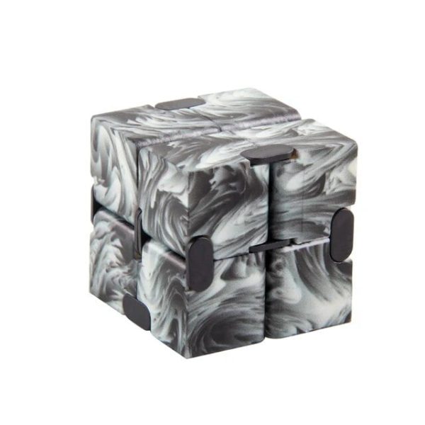 Ein Marmor-Optik-Rätselwürfel mit beweglichen Teilen, ideal für Wissenschafts- und Dekorationsliebhaber. Perfekt als originelles Geschenk oder dekoratives Element in modernen Räumen.