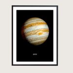 Hochwertiges Poster von Jupiter mit detaillierten Wolkenmustern und dem Großen Roten Fleck, ideal für Wissenschafts- und Raumfahrtliebhaber.