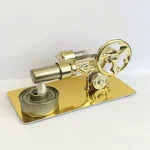 Detaillierter Blick auf einen kleinen, goldfarbenen Metall-Dampfmotor mit Räder und Zylindern, ideal für wissenschaftliche Demonstrationen und Dekorationen.