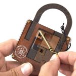 Historisches wissenschaftliches Gerät mit Holzrahmen und Metallkomponenten, ideal für Dekoration oder als Sammlerstück.