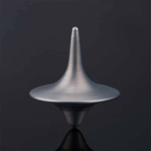 Metallisches Schwungrad mit spitzem oberen Ende auf dunklem Hintergrund, ideal für wissenschaftliche Demonstrationen.