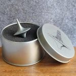 Miniatur-Schiff im Geschenkbox, perfekt als wissenschaftliches Dekorationsstück.