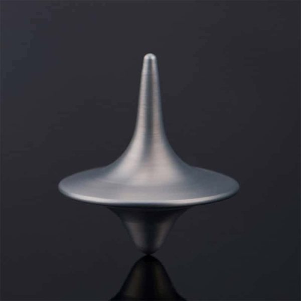 Metallisches Schwungrad mit spitzem oberen Ende auf dunklem Hintergrund, ideal für wissenschaftliche Demonstrationen.