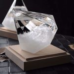 Transparenter Kristall-Wasser-Block auf Holzbasis, künstlerisch gestaltet, mit reflektierenden Oberflächen, ideal für wissenschaftliche Dekorationen und moderne Inneneinrichtung.