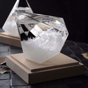 Transparenter Kristall-Wasser-Block auf Holzbasis, künstlerisch gestaltet, mit reflektierenden Oberflächen, ideal für wissenschaftliche Dekorationen und moderne Inneneinrichtung.