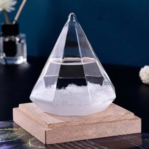 Hochwertiges wissenschaftliches Glasobjekt in Pyramidenform, ideal als Dekoration oder Geschenk. Klare, elegante Gestaltung auf Holzsockel, perfekt für Wissenschafts- und Dekorationsliebhaber.