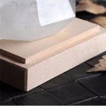 Nahaufnahme eines Holzblocks mit einem transparenten Glasobjekt darauf, ideal für wissenschaftliche Dekorationen und Gadgets. Perfekt für ein modernes, wissenschaftliches Ambiente.