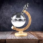 Dekorative Kristallkugel auf Holzständer, ideal für wissenschaftliche Dekorationen und Sammlerstücke. Perfekt für Wissenschafts- und Deko-Enthusiasten.