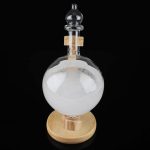 Glasflasche mit Kristallisationsmittel auf Holzständer, wissenschaftliches Dekor, ideal für Labore und Wissenschaftsdekorationen.