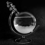 Elegante Glasflasche mit Flüssigkeit und Kristallen, ideal für wissenschaftliche Dekorationen und Sammlerstücke.