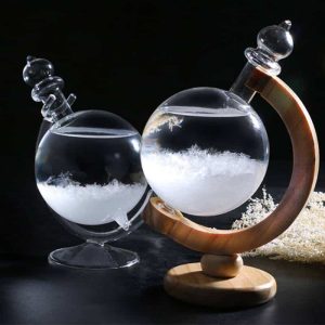 Elegante Glasflasche mit Kristallen, präsentiert auf einem Holzständer, ideal für wissenschaftliche Dekorationen und Sammlerstücke.
