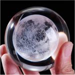 Detaillierte Mondkugel in einem transparenten Glas, ideal als wissenschaftliches Dekorationsstück oder Geschenk.