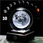 Innovativer Mondprojektor mit 3D-Illusion, der den Mond in verschiedenen Phasen zeigt, ideal für Dekoration und wissenschaftliche Präsentationen.