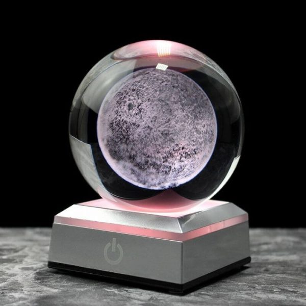 Ein dekorativer, leuchtender Globus mit Mondoberfläche, der auf einem modernen Sockel steht, ideal für wissenschaftliche Dekorationen und Gadgets.