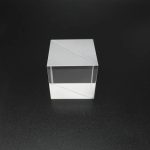 Klarer Glaswürfel mit spiegelnder Oberfläche auf schwarzem Hintergrund, ideal für wissenschaftliche Dekorationen und Experimente.