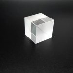 Klarer Acrylwürfel mit inneren Kammern, ideal für wissenschaftliche Demonstrationen und Experimente. Perfekt für Bildung und Dekoration im wissenschaftlichen Umfeld.