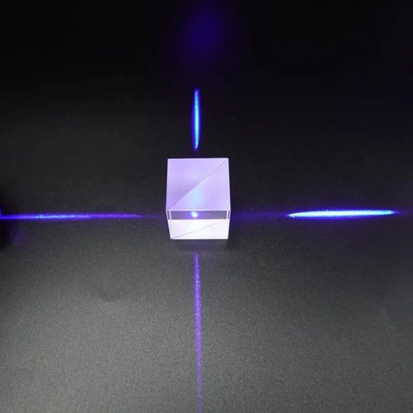 Ein kleines, transparentes Quader-Objekt, das von blauen Laserstrahlen beleuchtet wird, zeigt ein faszinierendes physikalisches Phänomen.