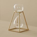 Sanduhr mit goldfarbenem Rahmen und transparentem Glas.