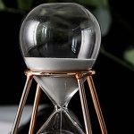 Elegante Sanduhr mit Glasbehälter und metallischem Ständer, ideal als wissenschaftliches Dekor oder Geschenk.