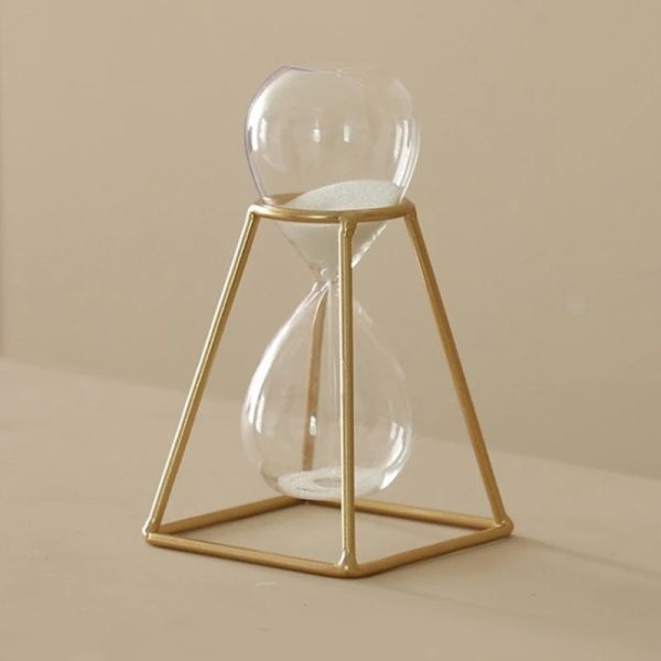 Sanduhr mit goldfarbenem Rahmen und transparentem Glas.