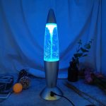 Moderne Lava-Lampe mit blauen Blitzen, ideal für Dekoration und wissenschaftliche Experimente, schafft eine faszinierende Atmosphäre.