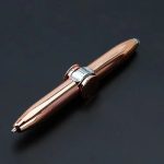 Eleganter Metall-Kugelschreiber mit modernem, futuristischem Design, glänzendem Finish und ergonomischer Form. Perfekt für stilvolles Schreiben im Büro oder unterwegs.