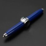 Eleganter blauer Kugelschreiber mit silbernen Akzenten, ideal für wissenschaftliche Notizen und Dekorationen im Labor oder Büro.