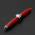 Hochwertiger roter Kugelschreiber mit wissenschaftlichen Elementen, ideal für Büro und Studium. Elegantes Schreibgerät mit metallischer Spitze und ergonomischem Design.