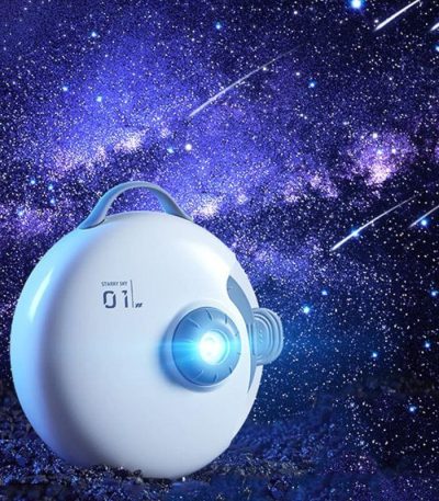Moderner Sternenhimmel-Projektor mit blauer Beleuchtung vor einem Sternenhimmel, ideal für wissenschaftliche Dekorationen und Gadgets.