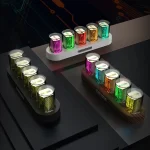 Bunte, leuchtende Batterien in einem wissenschaftlichen Display, ideal für Dekorationen und wissenschaftliche Themen.