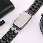 Elegante, moderne Schmuckuhr mit rechteckigem Gehäuse und Metallarmband, ideal für stilbewusste Träger.