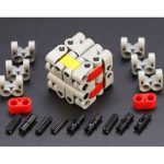 Wissenschaftsmodell aus LEGO-ähnlichen Bausteinen, aufgebaut zu einem komplexen geometrischen Objekt, mit zusätzlichen roten und schwarzen Bausteinen.