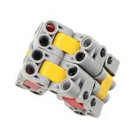 Detailliertes LEGO-Technik-Modul mit gelben, grauen und roten Teilen, ideal für wissenschaftliche und technische Spielzeuge.