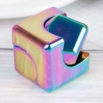 Holografischer Schreibtisch-Organizer für Stifte und Büroaccessoires, modernes Design, bunte Reflexionen, ideal für Arbeitszimmer, kreative Dekoration, funktional und stilvoll.