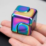 Bunter, reflektierender Würfel mit Regenbogen-Finish, handgehalten, modernes Design, wissenschaftliches Gadget, Dekoration.