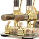 Detailaufnahme eines wissenschaftlichen Dekorationsstücks mit goldfarbenen Metallteilen und Glasröhren, ideal für wissenschaftliche Themen und Dekorationen.