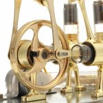 Detaillierter Blick auf einen antiken wissenschaftlichen Mechanismus aus Messing mit Zahnrädern und Riemen, ideal für Dekoration und wissenschaftliche Sammlungen.