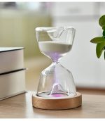 Sanduhr aus Glas mit Holzsockel, dekoratives wissenschaftliches Objekt.